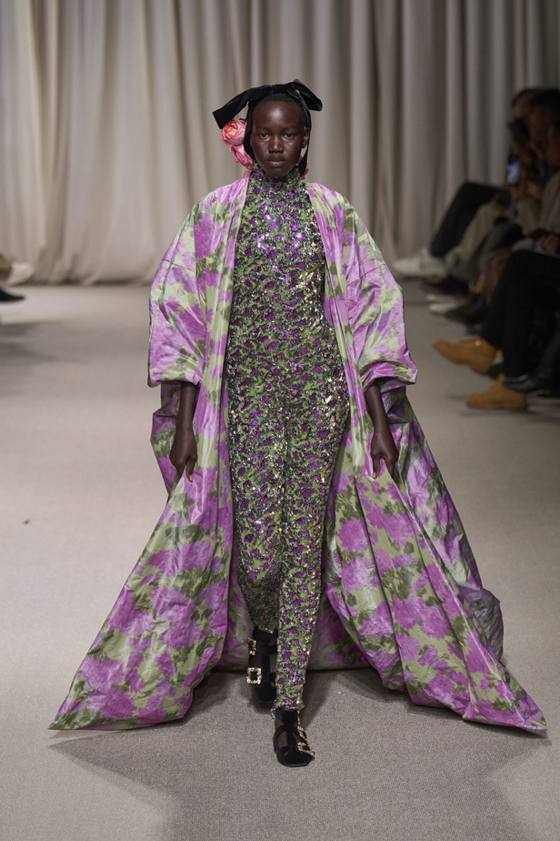 مجموعة Giambattista Valli لربيع وصيف 2024 للأزياء الراقية