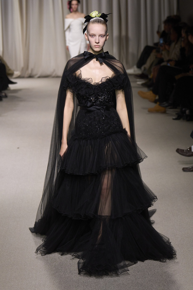 مجموعة Giambattista Valli لربيع وصيف 2024 للأزياء الراقية