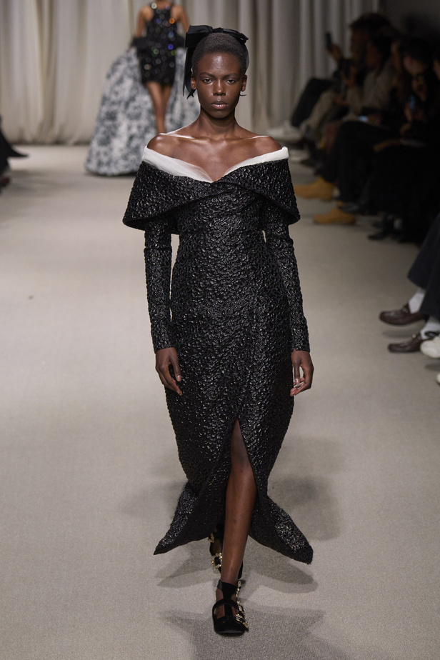 مجموعة Giambattista Valli لربيع وصيف 2024 للأزياء الراقية