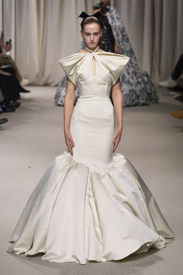 مجموعة Giambattista Valli لربيع وصيف 2024 للأزياء الراقية