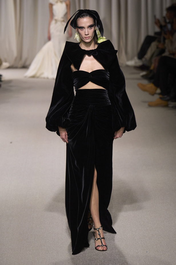 مجموعة Giambattista Valli لربيع وصيف 2024 للأزياء الراقية