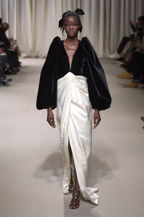 مجموعة Giambattista Valli لربيع وصيف 2024 للأزياء الراقية