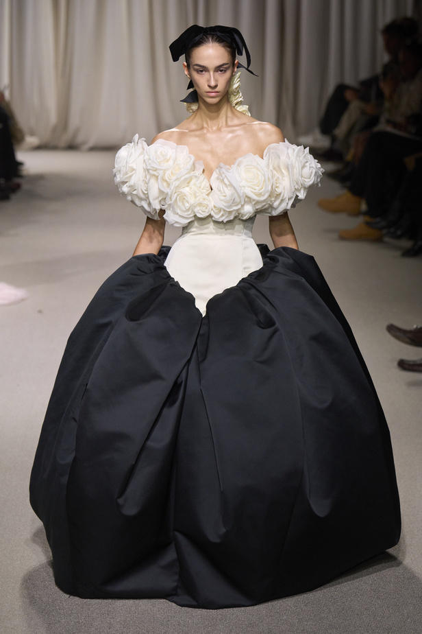 مجموعة Giambattista Valli لربيع وصيف 2024 للأزياء الراقية