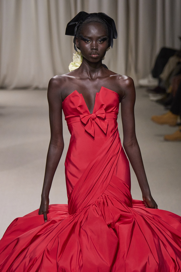 مجموعة Giambattista Valli لربيع وصيف 2024 للأزياء الراقية