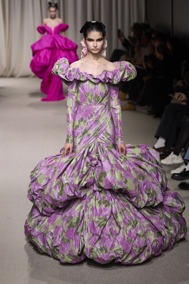مجموعة Giambattista Valli لربيع وصيف 2024 للأزياء الراقية