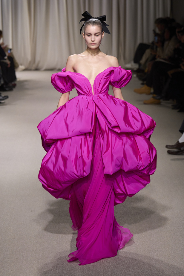 مجموعة Giambattista Valli لربيع وصيف 2024 للأزياء الراقية