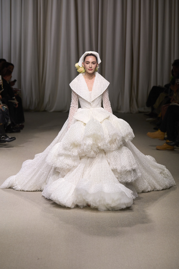 مجموعة Giambattista Valli لربيع وصيف 2024 للأزياء الراقية