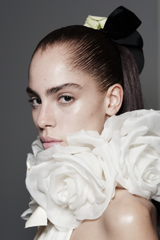 إطلالات جمالية من مجموعة Giambattista Valli لربيع وصيف 2024 للأزياء الراقية