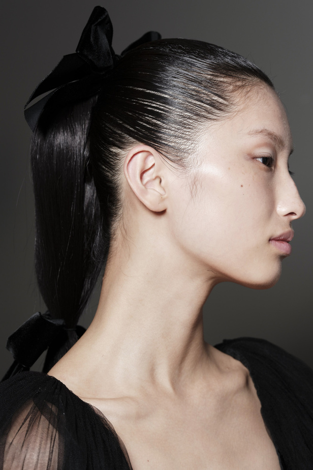 إطلالات جمالية من مجموعة Giambattista Valli لربيع وصيف 2024 للأزياء الراقية