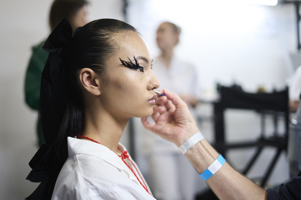 إطلالات جمالية من مجموعة Giambattista Valli لربيع وصيف 2024 للأزياء الراقية