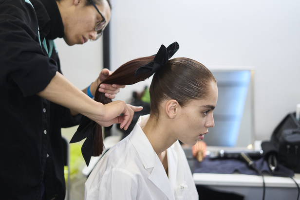 إطلالات جمالية من مجموعة Giambattista Valli لربيع وصيف 2024 للأزياء الراقية