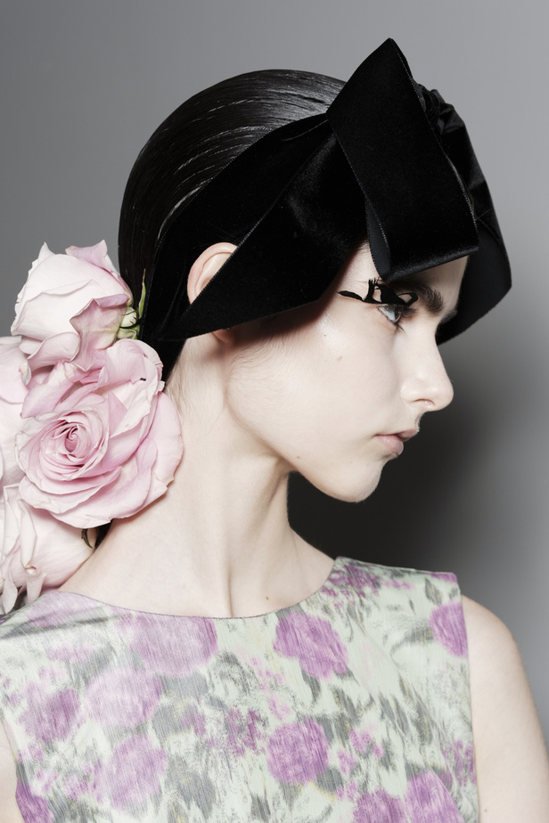 الأناقة الدراماتيكية والأحجام الضخمة والألوان الرومانسية... عالم من الخيال من وحي Giambattista Valli وحديقته للكوتور لربيع وصيف 2024 للأزياء الراقية