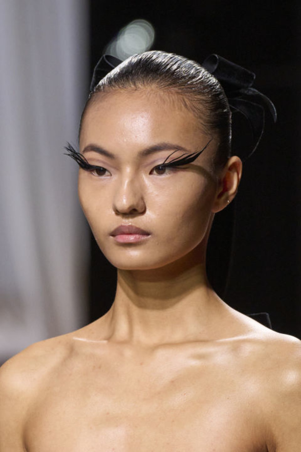 إطلالات جمالية من مجموعة Giambattista Valli لربيع وصيف 2024 للأزياء الراقية