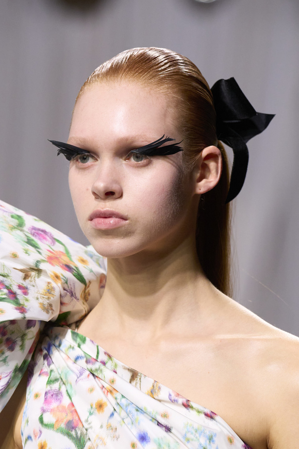 إطلالات جمالية من مجموعة Giambattista Valli لربيع وصيف 2024 للأزياء الراقية