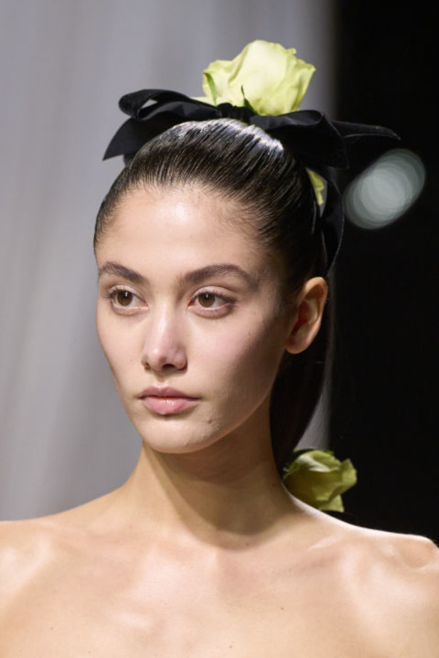 إطلالات جمالية من مجموعة Giambattista Valli لربيع وصيف 2024 للأزياء الراقية