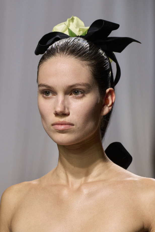 إطلالات جمالية من مجموعة Giambattista Valli لربيع وصيف 2024 للأزياء الراقية