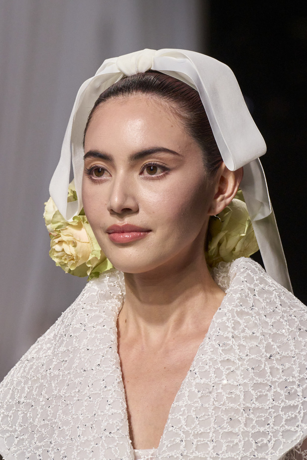 الأناقة الدراماتيكية والأحجام الضخمة والألوان الرومانسية... عالم من الخيال من وحي Giambattista Valli وحديقته للكوتور لربيع وصيف 2024 للأزياء الراقية