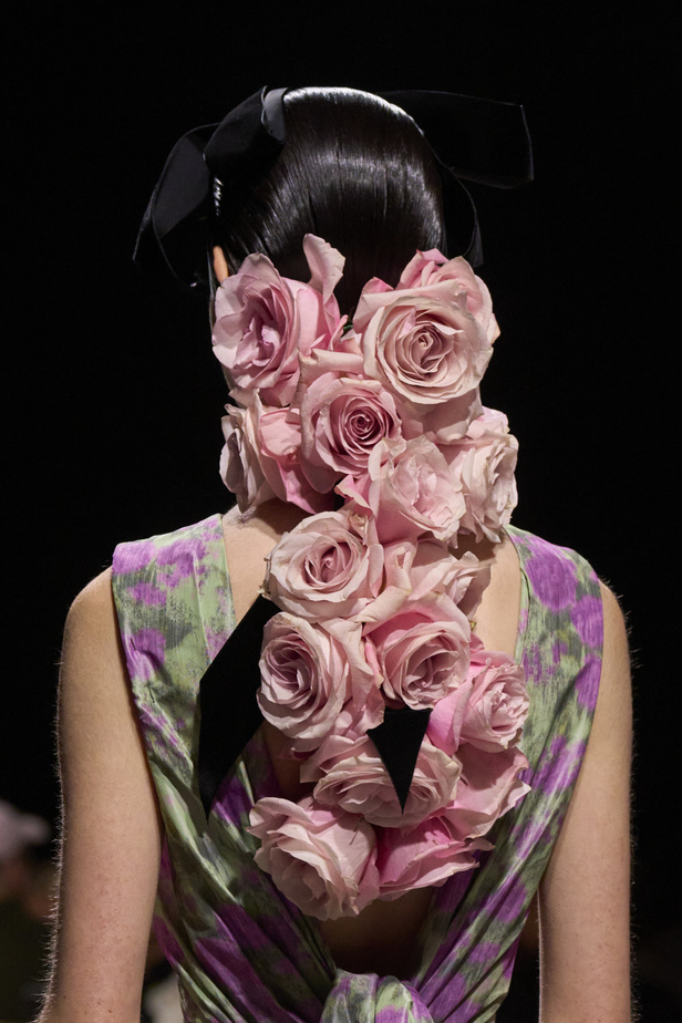 إطلالات جمالية من مجموعة Giambattista Valli لربيع وصيف 2024 للأزياء الراقية