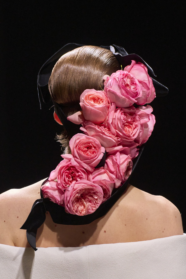 إطلالات جمالية من مجموعة Giambattista Valli لربيع وصيف 2024 للأزياء الراقية