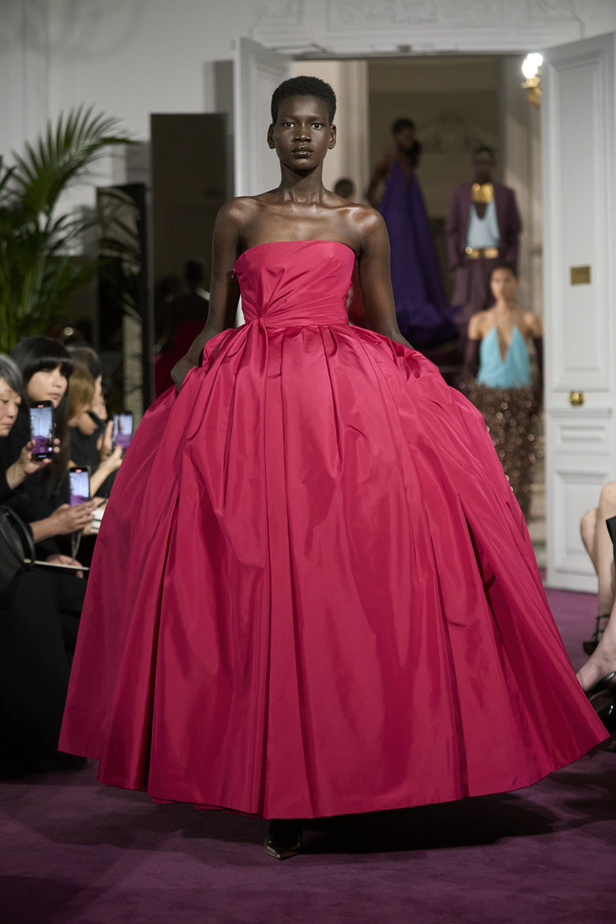 لمجموعة "ڤالنتينو" للأزياء الراقية لموسم ربيع 2024