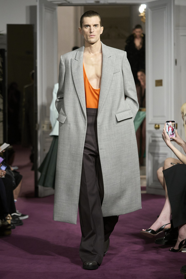 لمجموعة "ڤالنتينو" للأزياء الراقية لموسم ربيع 2024