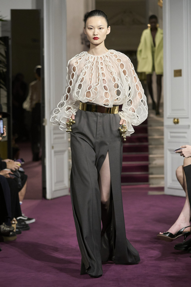 لمجموعة "ڤالنتينو" للأزياء الراقية لموسم ربيع 2024