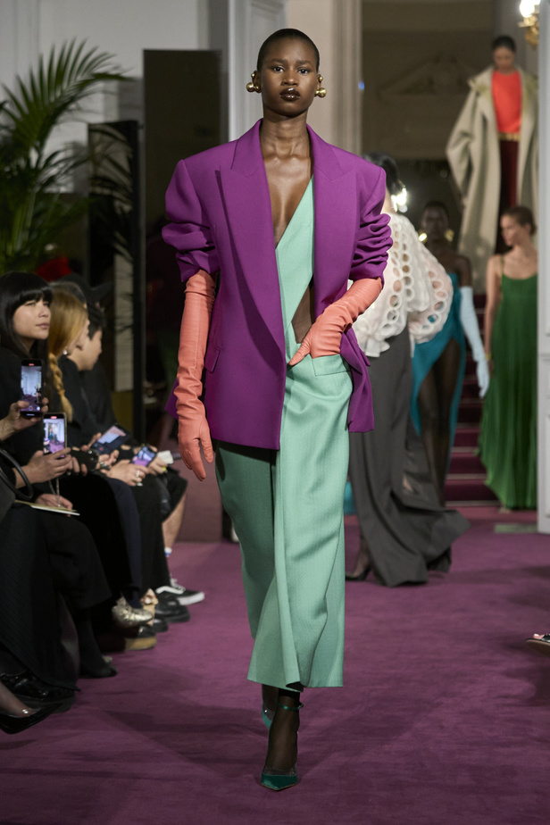 لمجموعة "ڤالنتينو" للأزياء الراقية لموسم ربيع 2024