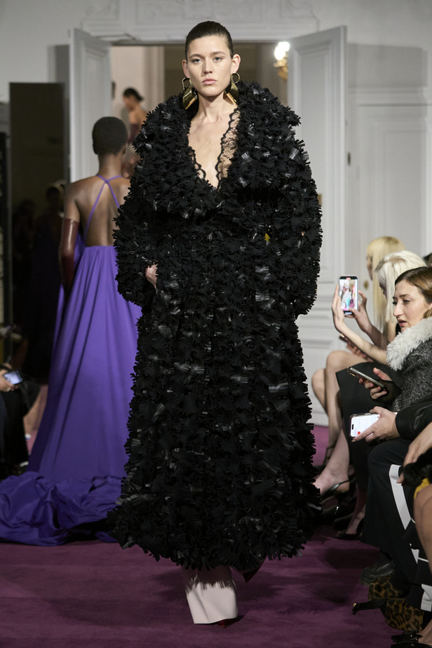 لمجموعة "ڤالنتينو" للأزياء الراقية لموسم ربيع 2024