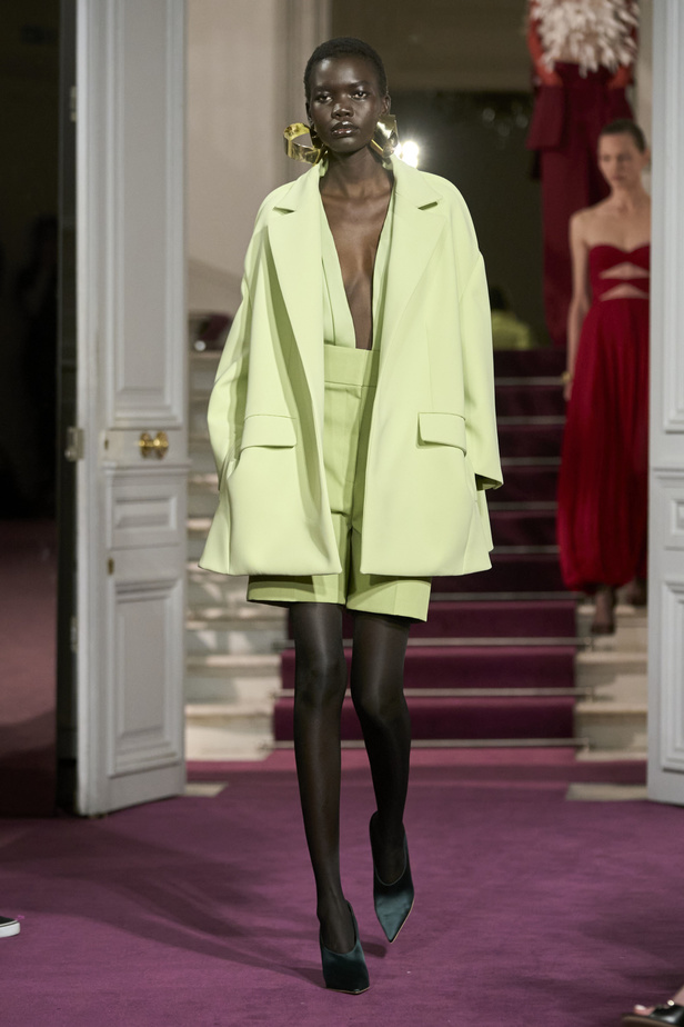 لمجموعة "ڤالنتينو" للأزياء الراقية لموسم ربيع 2024