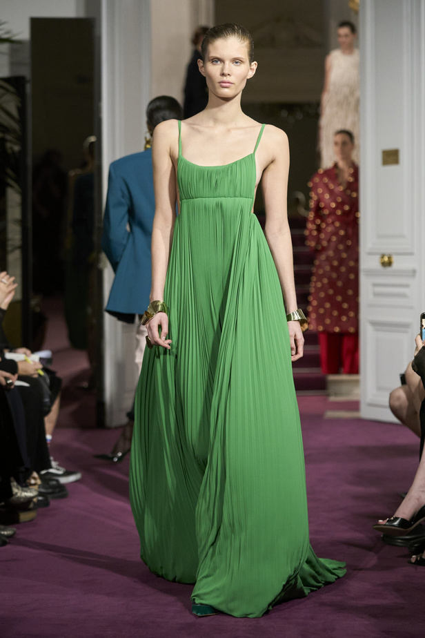 لمجموعة "ڤالنتينو" للأزياء الراقية لموسم ربيع 2024