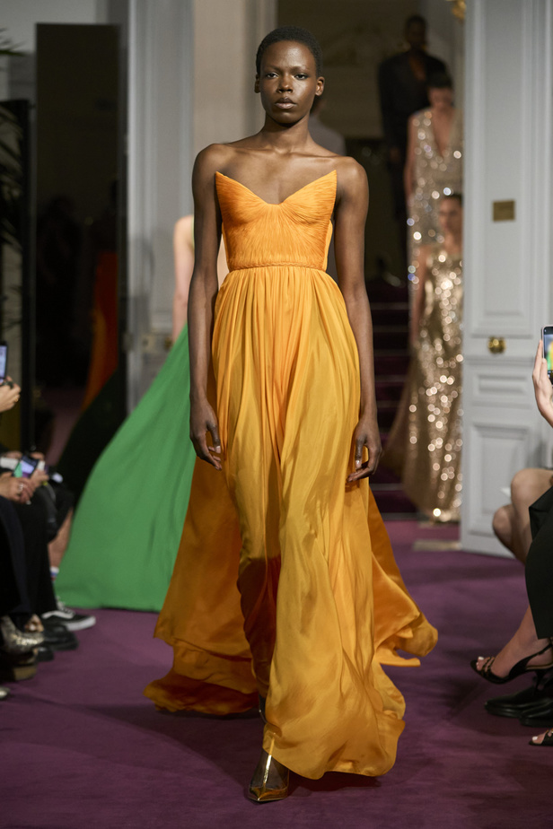 لمجموعة "ڤالنتينو" للأزياء الراقية لموسم ربيع 2024