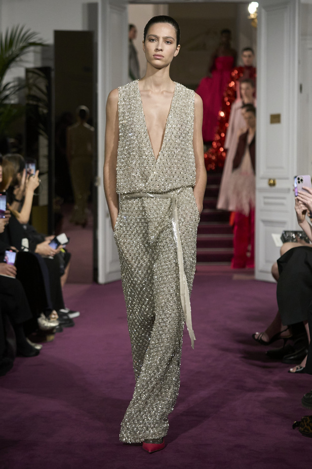 لمجموعة "ڤالنتينو" للأزياء الراقية لموسم ربيع 2024