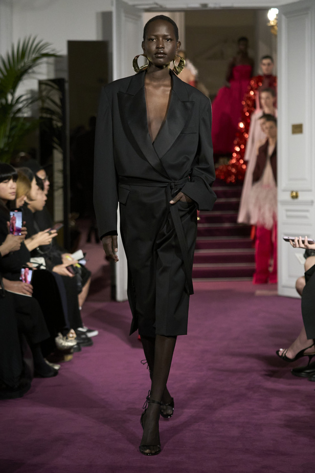 لمجموعة "ڤالنتينو" للأزياء الراقية لموسم ربيع 2024