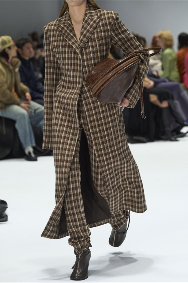 تصاميم الجلد والدنيم الخادع للبصر تخطف الأنظار في عرض Acne Studios لخريف 2024