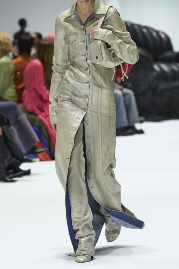 تصاميم الجلد والدنيم الخادع للبصر تخطف الأنظار في عرض Acne Studios لخريف 2024