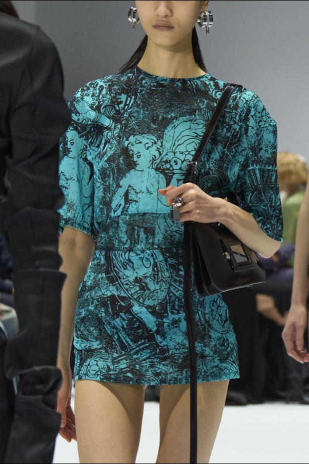 تصاميم الجلد والدنيم الخادع للبصر تخطف الأنظار في عرض Acne Studios لخريف 2024