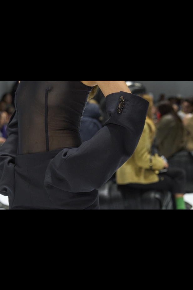 تصاميم الجلد والدنيم الخادع للبصر تخطف الأنظار في عرض Acne Studios لخريف 2024