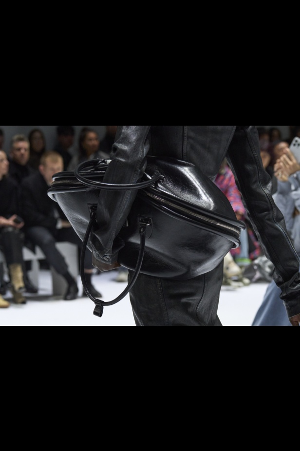 تصاميم الجلد والدنيم الخادع للبصر تخطف الأنظار في عرض Acne Studios لخريف 2024