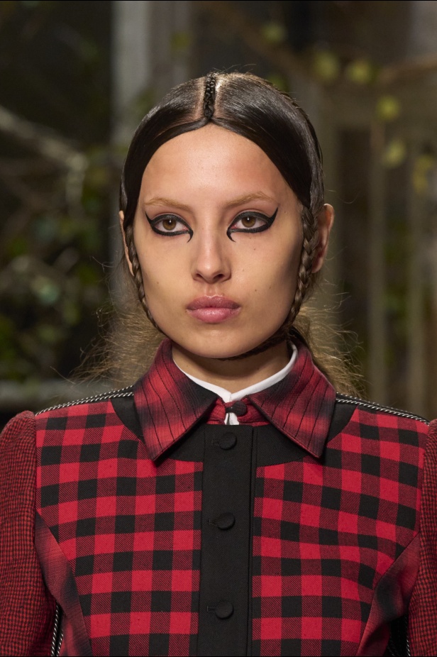 اطلالات جمالية من مجموعة Antonio Marras لخريف وشتاء 2024