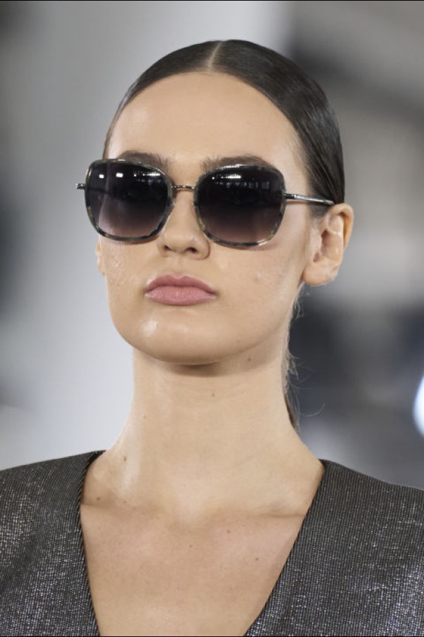 مجموعة Badgley Mischka لـخريف وشتاء 2024 تُشكل مرجع عصري للأناقة الكلاسيكية وحيوية نيويورك وهوية العلامة الشهيرة