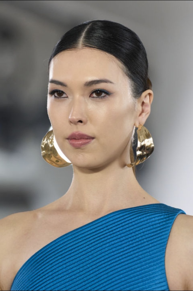 مجموعة Badgley Mischka لـخريف وشتاء 2024 تُشكل مرجع عصري للأناقة الكلاسيكية وحيوية نيويورك وهوية العلامة الشهيرة