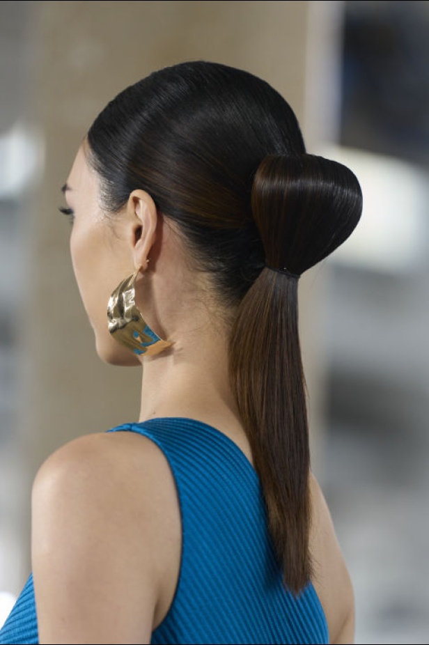 مجموعة Badgley Mischka لـخريف وشتاء 2024 تُشكل مرجع عصري للأناقة الكلاسيكية وحيوية نيويورك وهوية العلامة الشهيرة