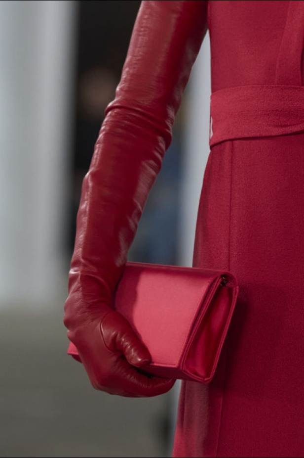 مجموعة Badgley Mischka لـخريف وشتاء 2024 تُشكل مرجع عصري للأناقة الكلاسيكية وحيوية نيويورك وهوية العلامة الشهيرة