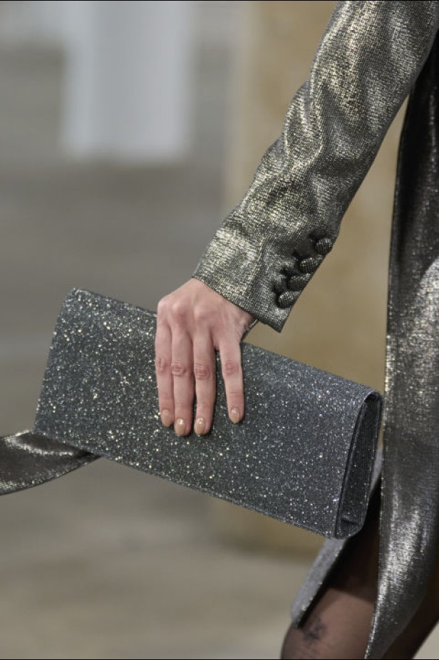 مجموعة Badgley Mischka لـخريف وشتاء 2024 تُشكل مرجع عصري للأناقة الكلاسيكية وحيوية نيويورك وهوية العلامة الشهيرة