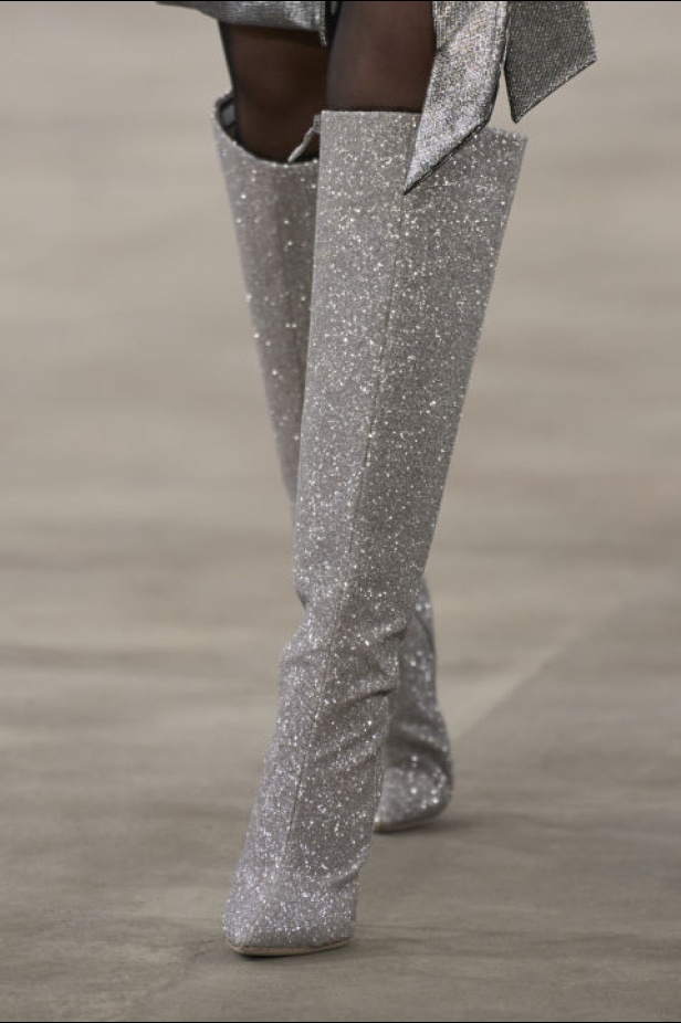 مجموعة Badgley Mischka لـخريف وشتاء 2024 تُشكل مرجع عصري للأناقة الكلاسيكية وحيوية نيويورك وهوية العلامة الشهيرة