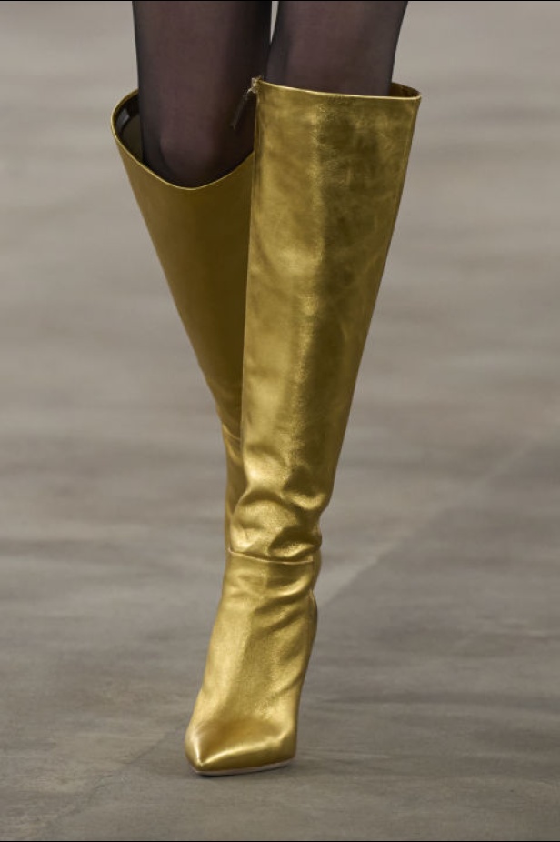 مجموعة Badgley Mischka لـخريف وشتاء 2024 تُشكل مرجع عصري للأناقة الكلاسيكية وحيوية نيويورك وهوية العلامة الشهيرة