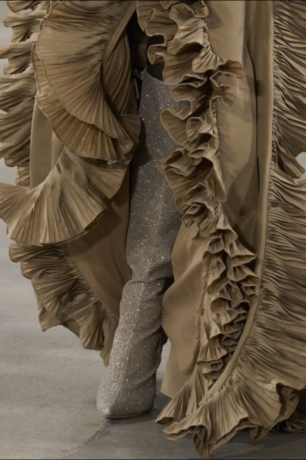 مجموعة Badgley Mischka لـخريف وشتاء 2024 تُشكل مرجع عصري للأناقة الكلاسيكية وحيوية نيويورك وهوية العلامة الشهيرة