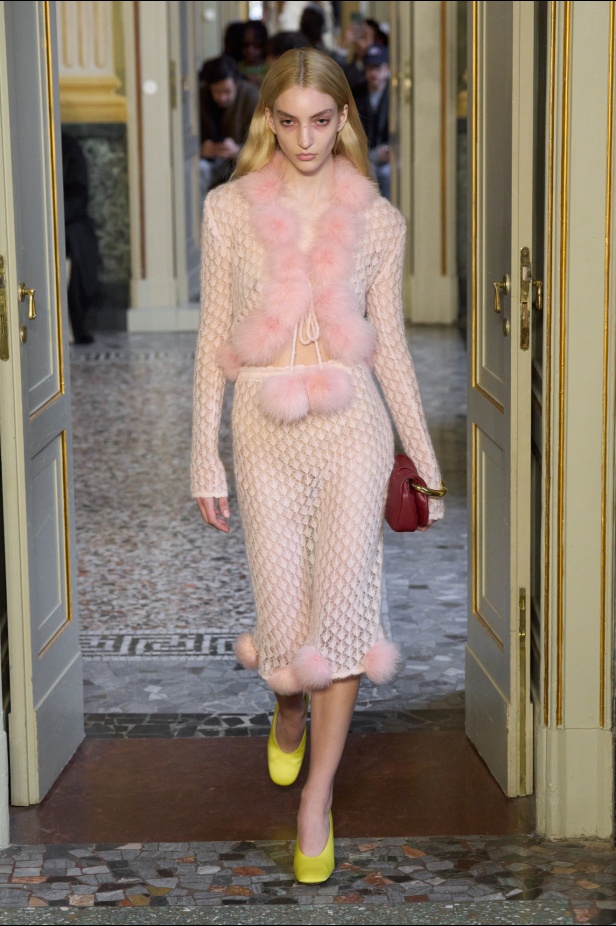 مجموعة Blumarine لخريف وشتاء 2024.. تصاميم ناعمة بتنسيقات متنوعة