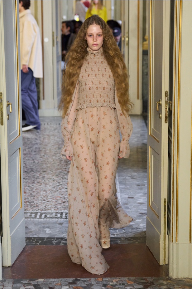 مجموعة Blumarine لخريف وشتاء 2024.. تصاميم ناعمة بتنسيقات متنوعة