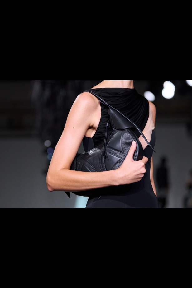 مجموعة David Koma لخريف وشتاء 2024: أزياء مستوحاة من عالم الرقص